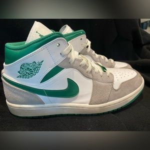 Air Jordan SE 1 pine green